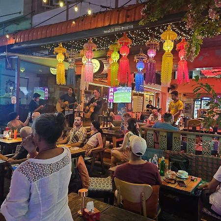 Merry V Guesthouse Bangkok Exterior photo