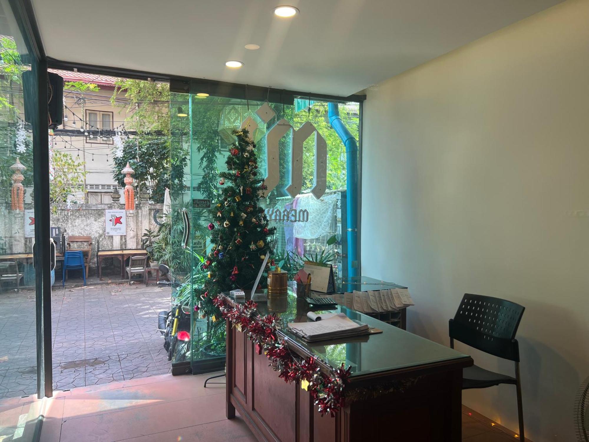 Merry V Guesthouse Bangkok Exterior photo